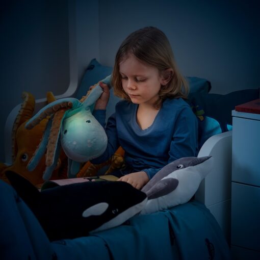 IKEA BLAVINGAD OŚMIORNICA PLUSZAK + LAMPKA LED 2W1 - obrazek 2